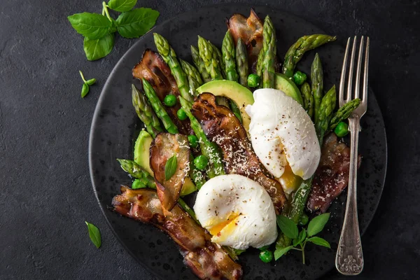 Asperges Avocat Oeuf Poché Salade Bacon Frit Vue Sur Dessus — Photo