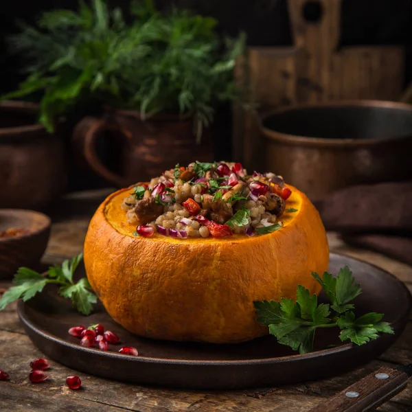 Abóbora Inteira Recheada Com Cevada Legumes Servida Com Romã Salsa — Fotografia de Stock