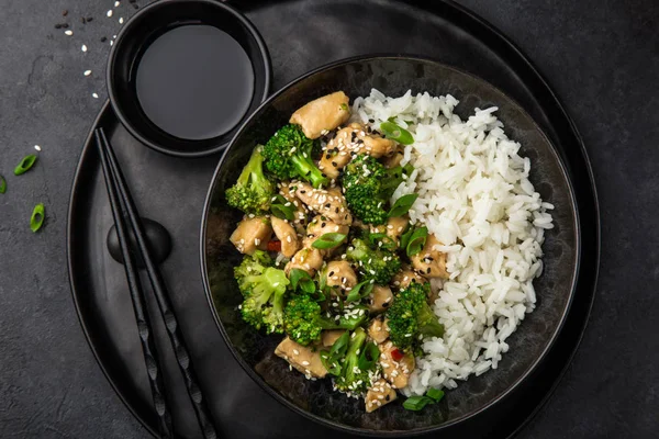 Teriyaki Huhn Und Brokkoli Mit Gedämpftem Reis Schüssel Draufsicht Dunkler — Stockfoto