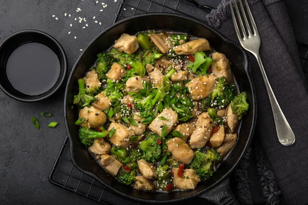 Teriyaki Chicken Broccoli Cast Iron Pan Top View Dark Background — Stock Photo, Image