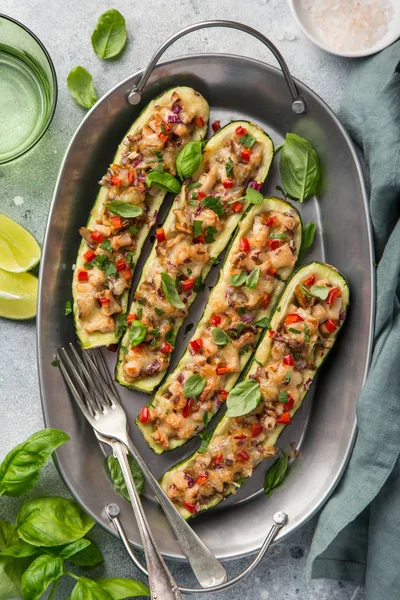 Botes Rellenos Calabacín Con Verduras Queso Vista Superior — Foto de Stock