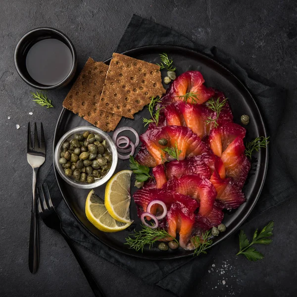 Geschnittener Gravlax Lachs Aus Skandinavischen Rüben Serviert Mit Roten Zwiebeln — Stockfoto