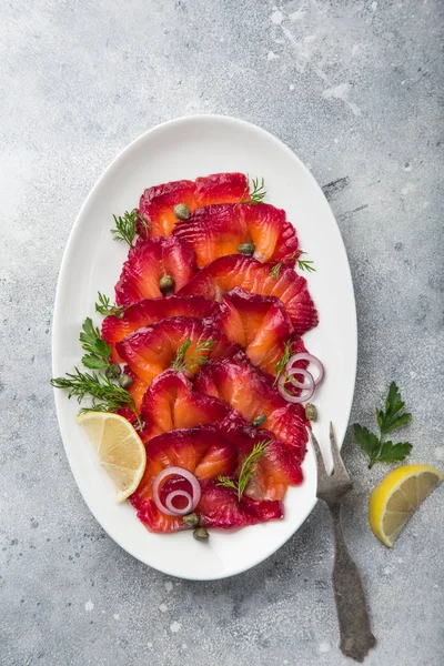 Felii Gravlax Sfeclă Scandinavă Somon Vindecat Servit Ceapă Roșie Capere — Fotografie, imagine de stoc