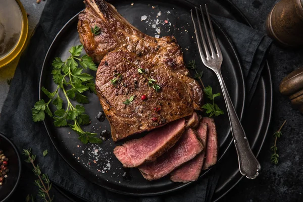 Szeletelt Marhahús Steak Fekete Lemez Sötét Háttér Felülnézet — Stock Fotó