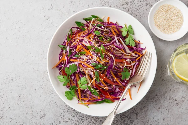 Rotkohl Karotten Paprika Salat Gesunder Veganer Salat Weißer Schüssel Draufsicht — Stockfoto