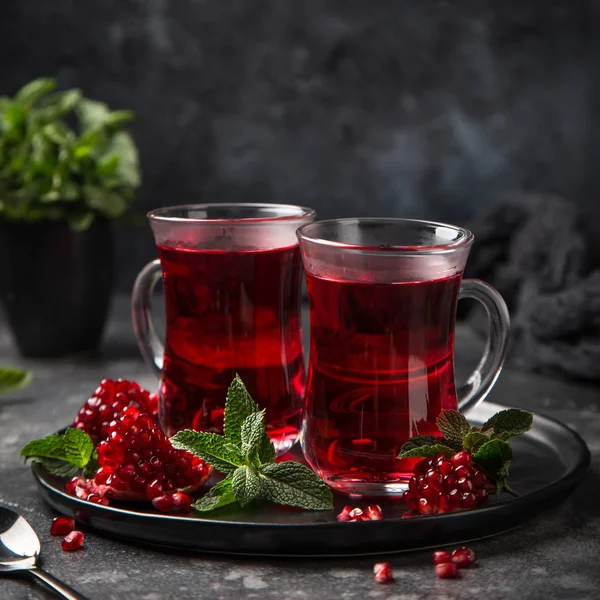 Granaatappel Drankje Het Glas Kop Donkere Achtergrond Selectieve Aandacht Vierkant — Stockfoto