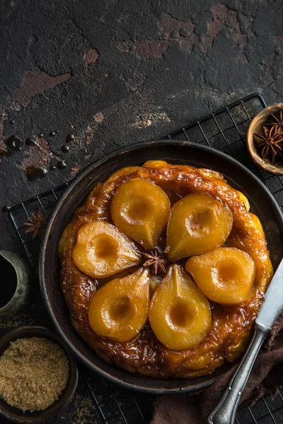 Tatuaj Tartă Pere Tort Pere Caramel Francez Fundal Întunecat Vedere — Fotografie, imagine de stoc