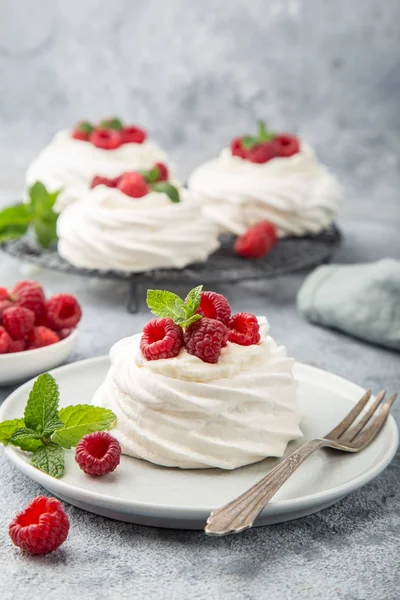 Mini Pavlova Merengue Pasteles Con Crema Batida Frambuesa Fresca Enfoque —  Fotos de Stock