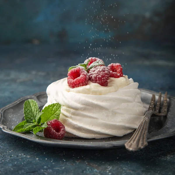 Mini Pavlova Merengue Pasteles Con Crema Batida Frambuesa Fresca Enfoque —  Fotos de Stock