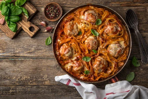 Gehaktballetjes Nesten Van Pasta Met Tomatensaus Bovenaanzicht Houten Achtergrond — Stockfoto