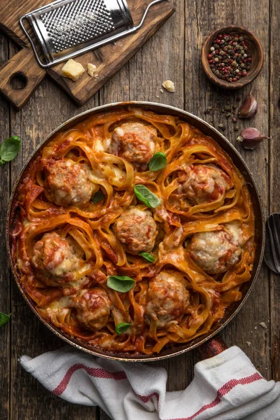 Gehaktballetjes Nesten Van Pasta Met Tomatensaus Bovenaanzicht Houten Achtergrond — Stockfoto