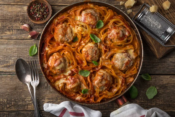 Albóndigas Nidos Pasta Con Salsa Tomate Vista Superior Fondo Madera —  Fotos de Stock