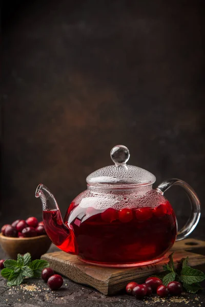 Hete Cranberry Drankje Het Glas Theepot Donkere Achtergrond Selectieve Aandacht — Stockfoto