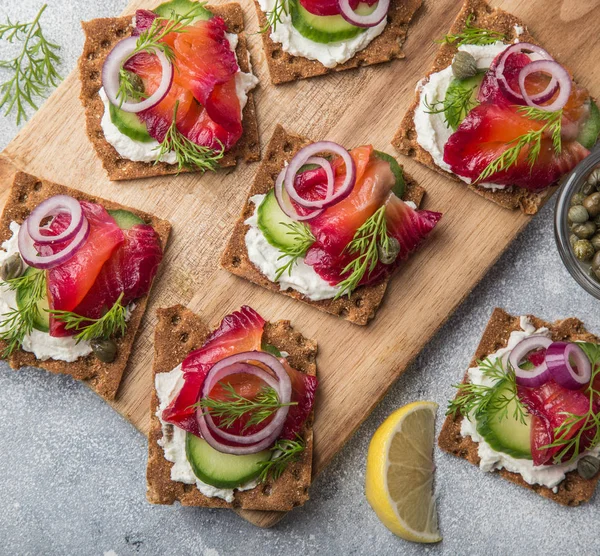 Gesunde Sandwiches Mit Roggen Vollkornknäckebrot Frischkäse Rote Beete Lachs Und — Stockfoto