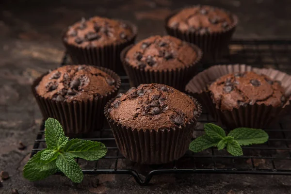 Köstliche Schokoladenmuffins Auf Dunklem Hintergrund Selektiver Fokus — Stockfoto