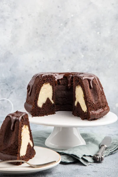 Läcker Chokladkaka Bundt Med Creamcheese Fyllning Och Choklad Glasyr Selektivt — Stockfoto