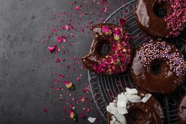 Запечені Шоколадні Пончики Різним Топінгом Вид Зверху Темний Фон Місце — стокове фото