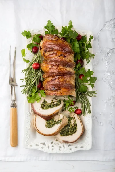 Speckumwickelte Putenbrust Gefüllt Mit Spinat Und Käse Zum Festlichen Abendessen — Stockfoto