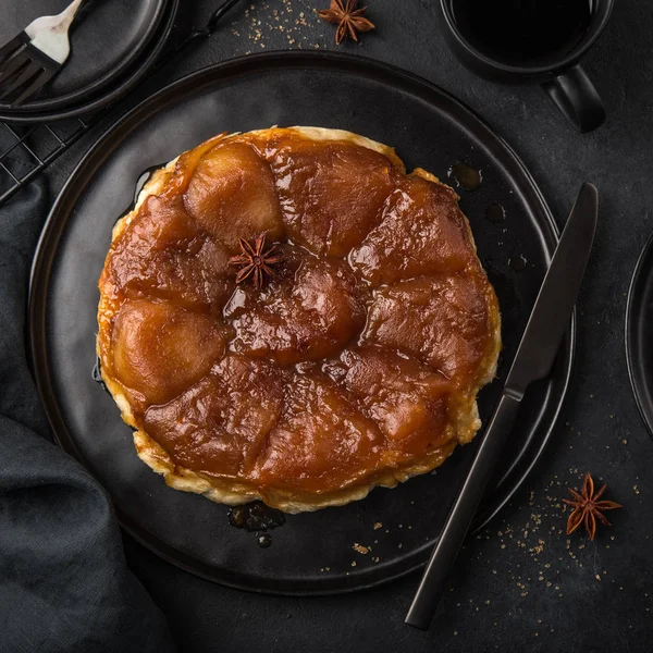 Tarte Aux Pommes Tatin Caramel Français Envers Gâteau Fond Noir — Photo