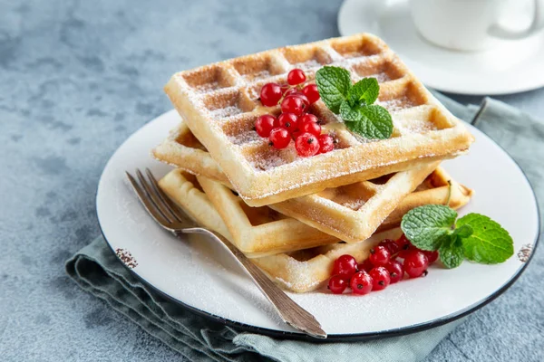 Zoete Wafels Met Verse Bessen Selectieve Aandacht — Stockfoto