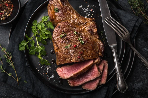 Sliced Beef Steak Black Plate Dark Background Top View — Stock Photo, Image