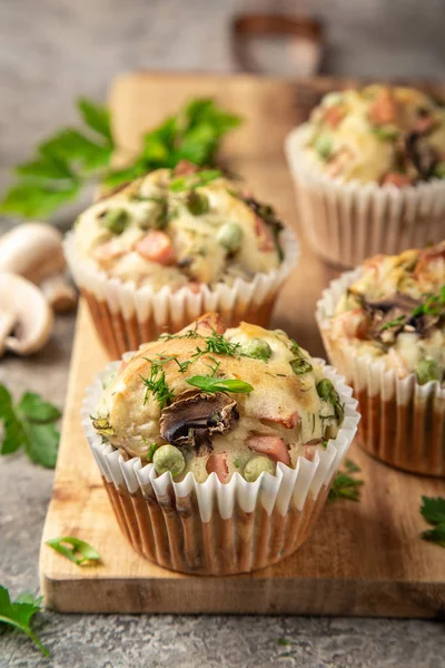 Hartige Muffins Met Groenten Kruiden Paddestoel Selectieve Aandacht — Stockfoto