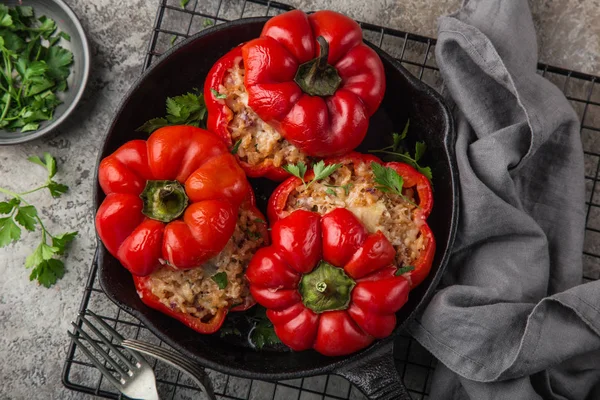 Pimientos Rojos Rellenos Carne Arroz Verduras Sartén Hierro Fundido Vista — Foto de Stock