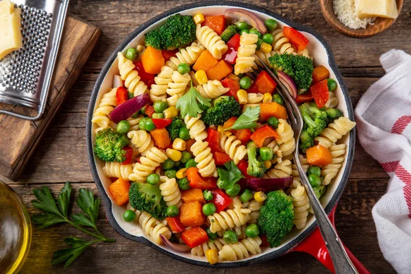 Nudeln Mit Gemüse Paprika Grüne Erbsen Brokkoli Kürbis Und Mais — Stockfoto
