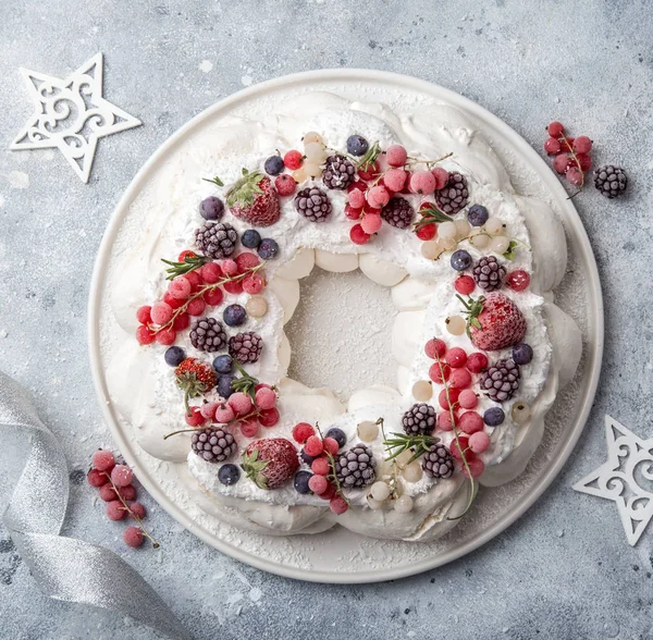 メレンゲ パヴロワ花輪ケーキ ホイップ クリーム 冷凍果実 平面図 正方形の画像 — ストック写真