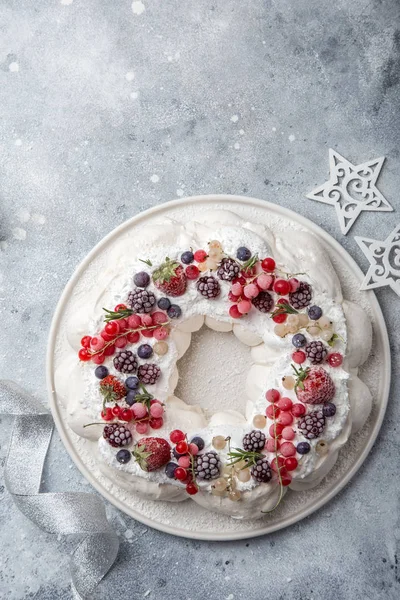 メレンゲ パヴロワ花輪ケーキ ホイップ クリーム 冷凍果実 トップ ビュー — ストック写真