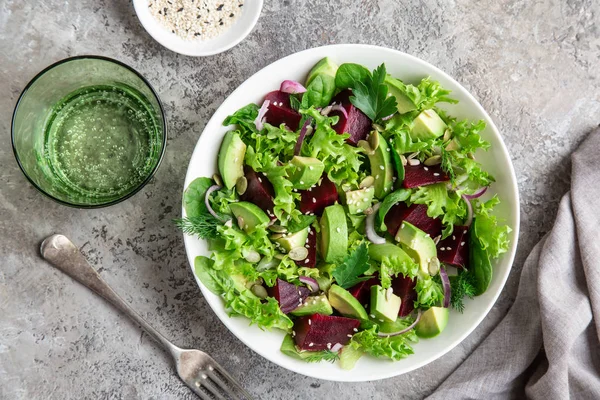 Hälsosam Vegansk Avokado Och Rödbetor Sallad Vit Skål Ovanifrån — Stockfoto