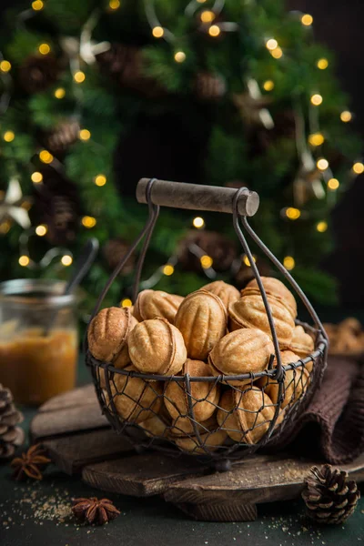 Galletas Nueces Con Relleno Caramelo Fondo Navideño Festivo Enfoque Selectivo — Foto de Stock