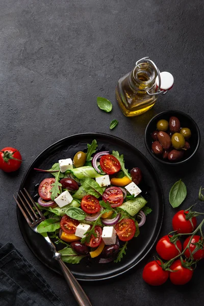 Ensalada con tomate, pepino, pimiento, aceitunas y queso feta —  Fotos de Stock