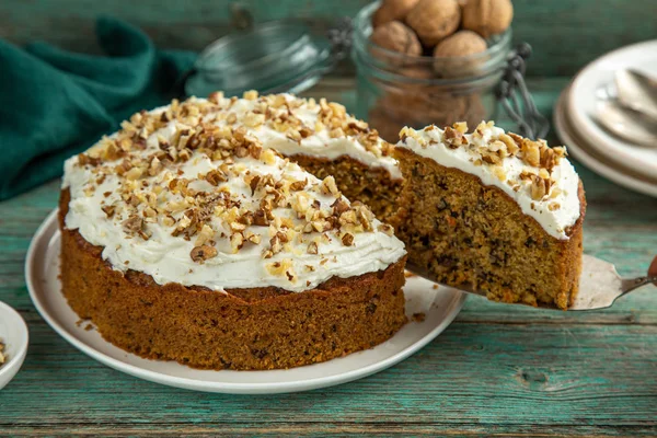 Homemade carrot cake with walnut and cream cheese frosting — Stock Photo, Image