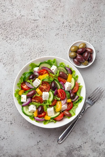 Insalata greca con pomodoro, cetriolo, bel pepe, olive e feta — Foto Stock