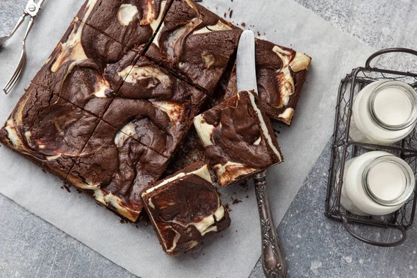 Deliciosos brownies de chocolate con pastel de queso — Foto de Stock