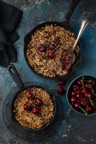 Cherry and chocolate crumble pie on cast iron pan — Stock Photo, Image