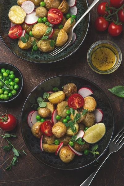 Baby potatissallad med tomat, gröna ärtor och rädisor — Stockfoto