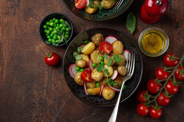 Салат из картошки с помидорами, зеленым горошком и редиской — стоковое фото
