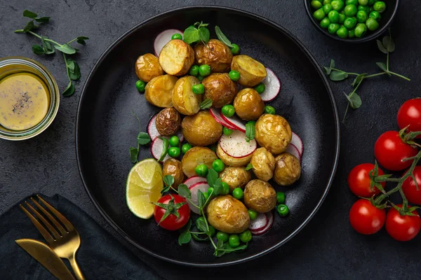 Салат из картошки с зеленым горошком и редиской — стоковое фото
