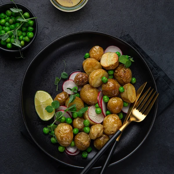 Salada de batatas de bebê com ervilhas verdes e rabanete — Fotografia de Stock