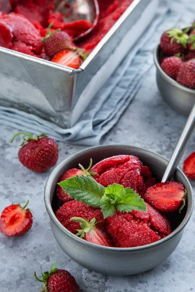 Sorbetto alla fragola in una ciotola, bacche vegane a basso contenuto di carboidrati senza lattosio — Foto Stock