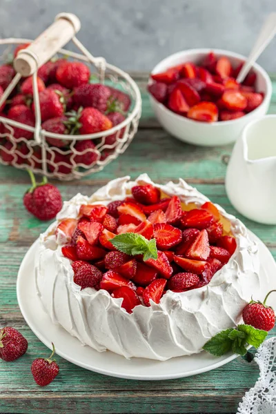 Taze çilek ile Pavlova pasta — Stok fotoğraf