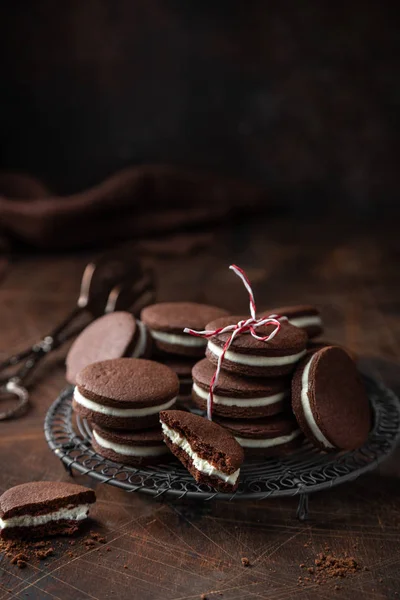 Schokoladenkekse mit Frischkäsefüllung — Stockfoto