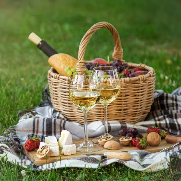 Дві склянки білого вина, сиру, фруктів. Пікнік, на відкритому повітрі — стокове фото