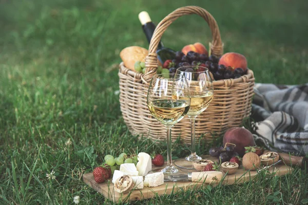 화이트 와인, 치즈, 과일 2 잔. 피크닉,야외 데닌 — 스톡 사진
