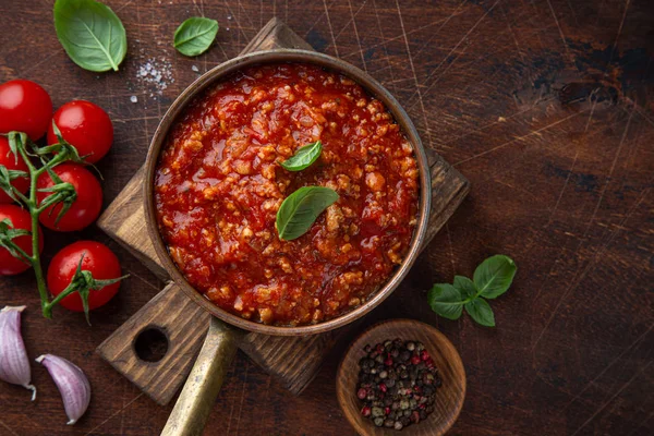 Традиційний італійський соус Болоньєзе в saucepot — стокове фото