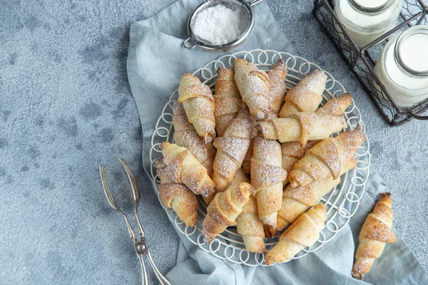 Süße Croissant-Plätzchen mit Marmeladenfüllung — Stockfoto