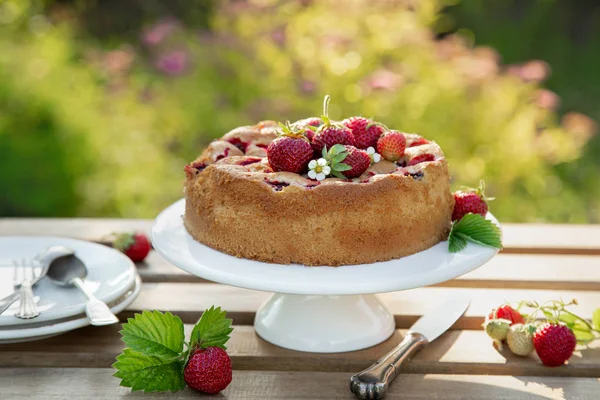 Ciasto truskawki lato drewniany stół — Zdjęcie stockowe