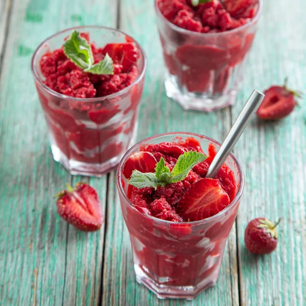 Erdbeer-Sorbet-Eis im Glas, grüner Holzhintergrund — Stockfoto